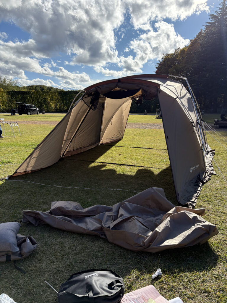 設営中のテント/広い芝生