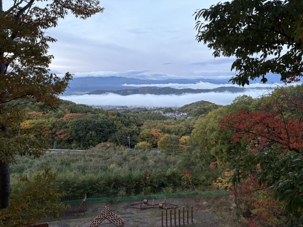 朝のキャンプ場からの眺め/紅葉