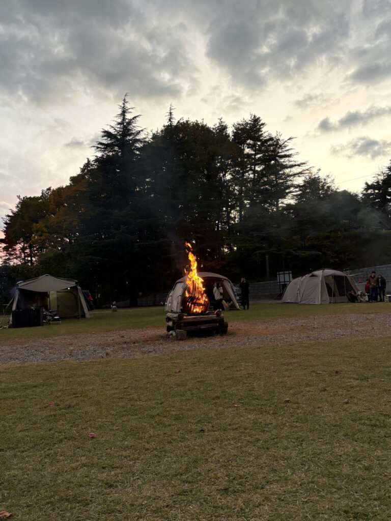 キャンプ場設置のキャンプファイヤーも