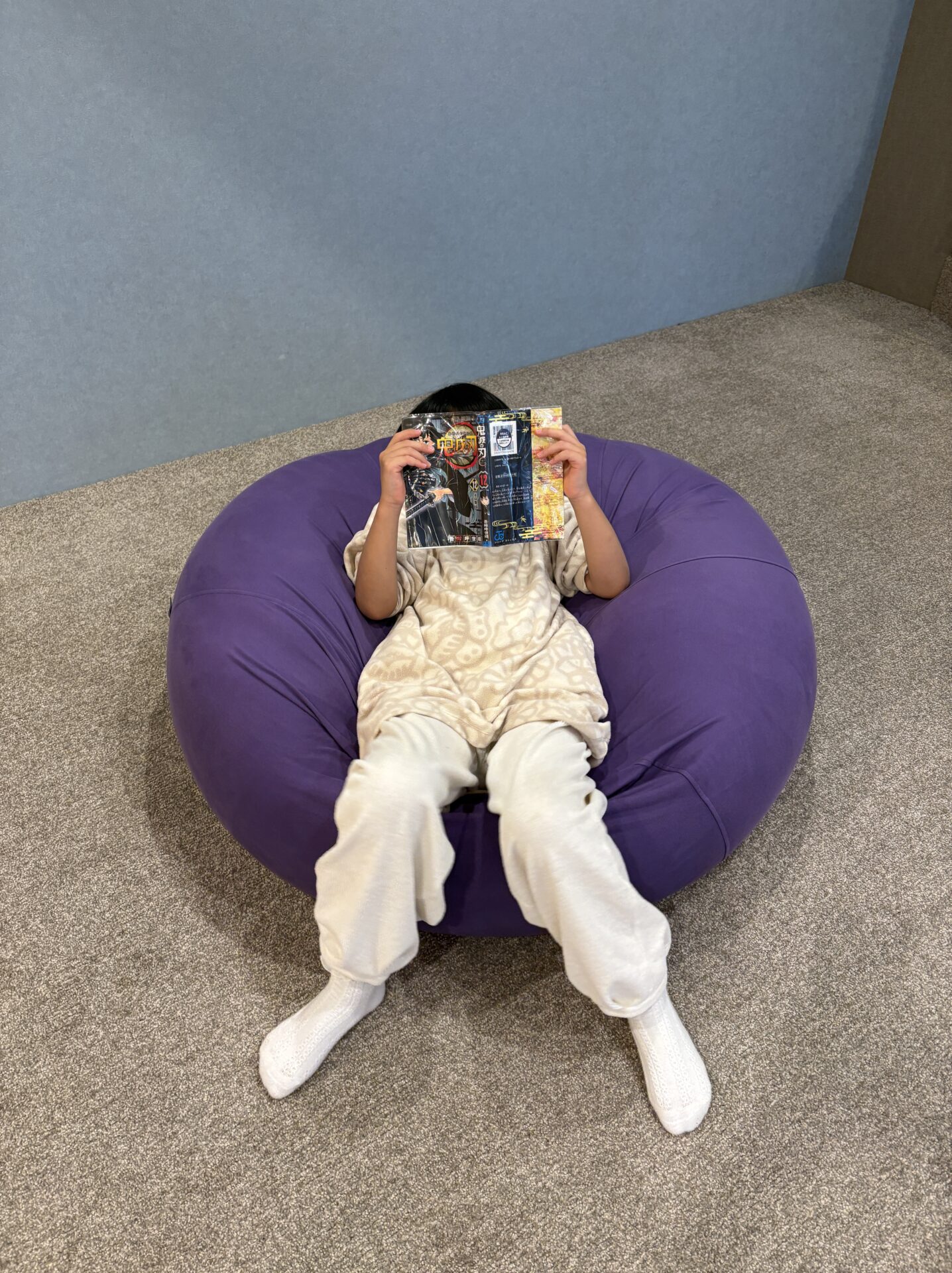 スーパー銭湯で漫画を読む娘