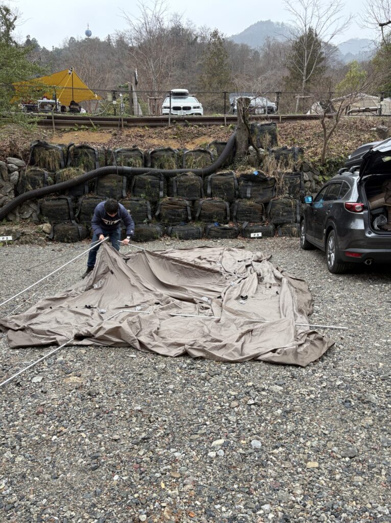 小雨の中の設営