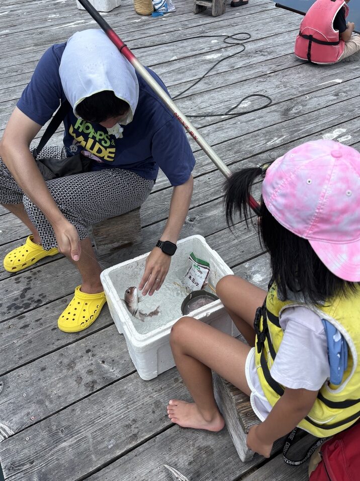 釣れた魚と餌を入れておく氷の入った発泡スチロール